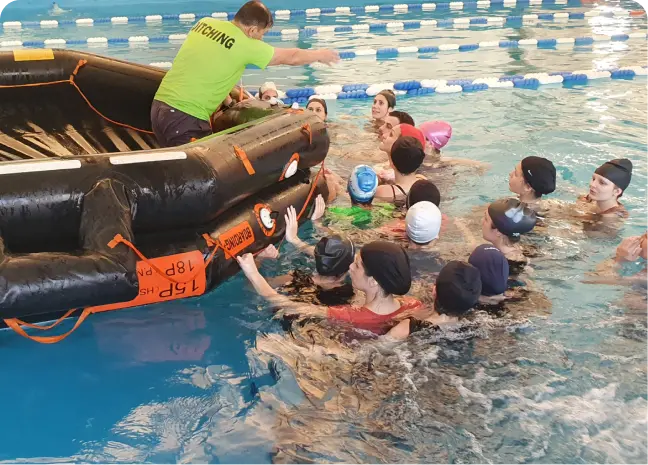 Práctica de supervivencia en el agua